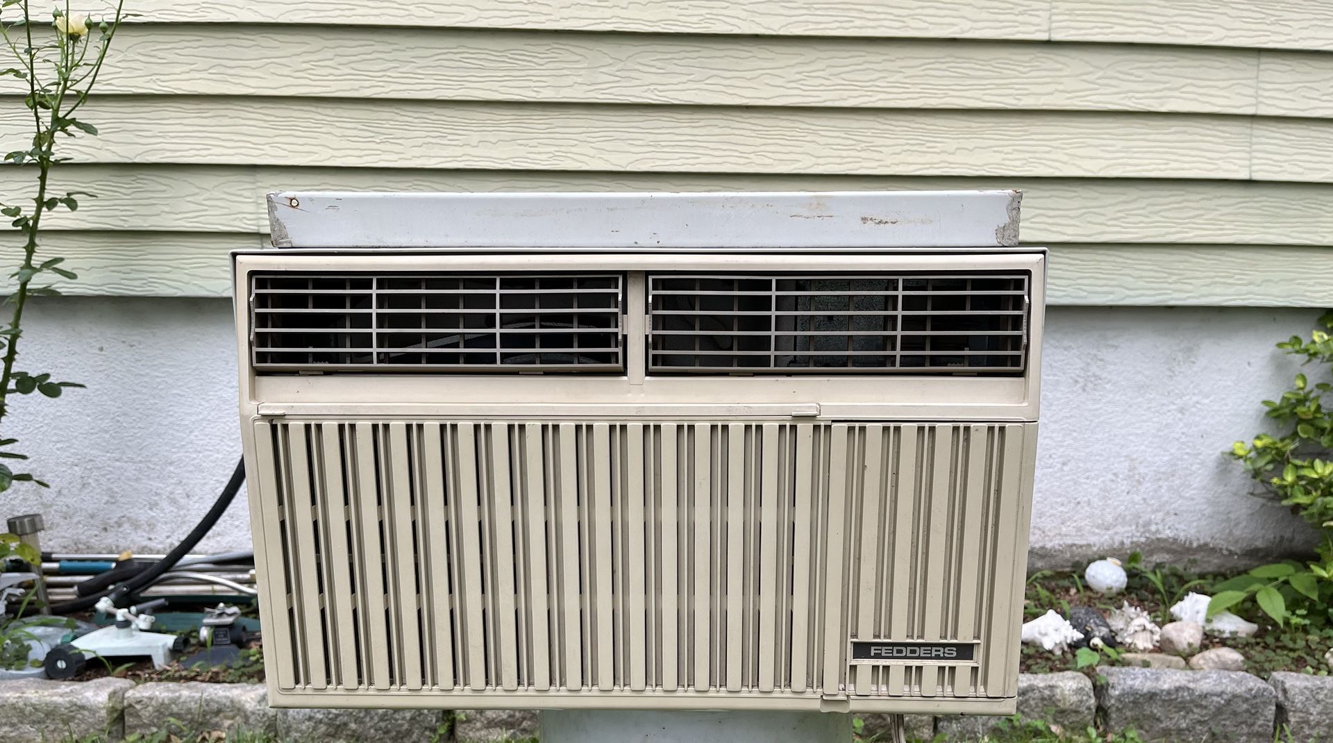 FEDDER AC AIR CONDITIONER 7500 BTU. WORKS GOOD. NO SIDE PANELS.