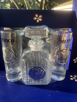 Botellita con 2 caballitos de tequila / small glass bottle for tequila and 2 shot glass