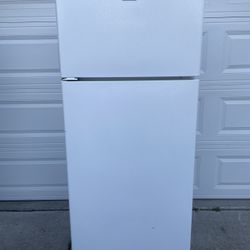 Hotpoint Top And Bottom Refrigerator For $220. Dimensions Are 28Wx30Dx67H. Pick Up Only. 