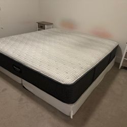 King Size Beautyrest Silver Extra Firm Mattress + Zinus Metal Frame – Great Condition
