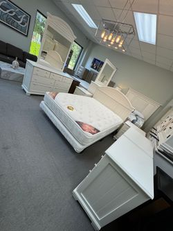 Queen bedroom set (FREE 24H DELIVERY AND SETUP)