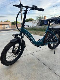 Foldable e-bike has a back seat
