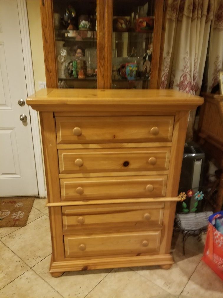 Broyhill Fontana Wood Chest of 5 Drawers Dresser Honey Pine Color