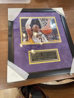 Kobe Bryant signed And Authenticated Picture With Frame