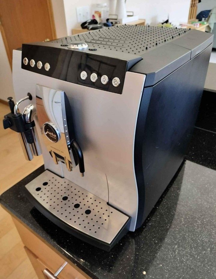 Jura Impressa Z5 One Touch Super Automatic Espresso Machine 