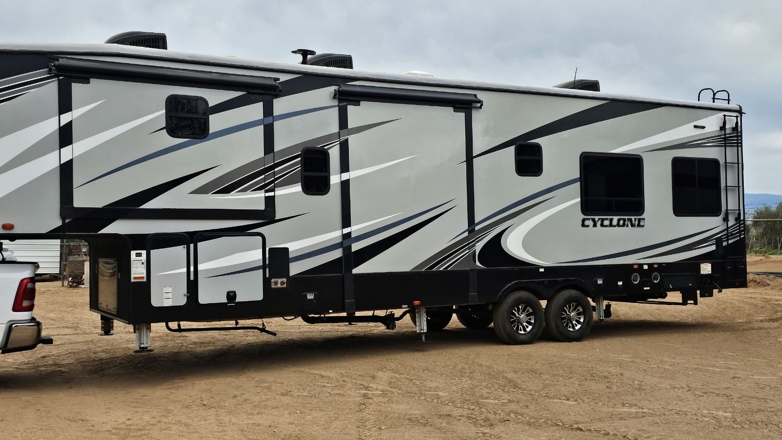 2018 Cyclone Fifth Wheel 39ft RV