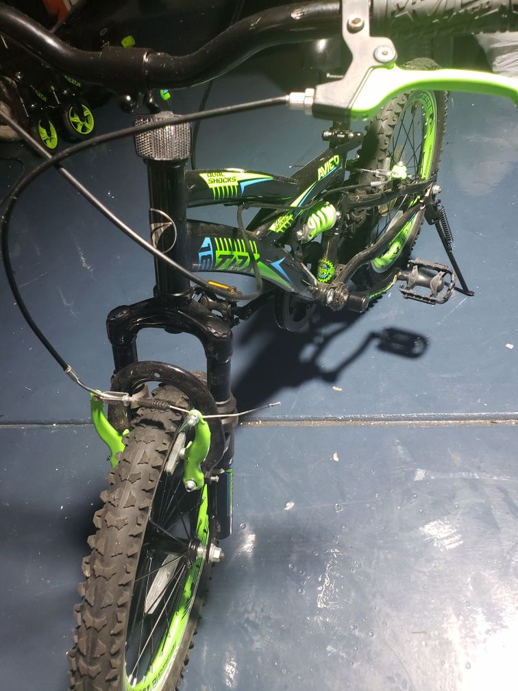 Boys bike ( like new)