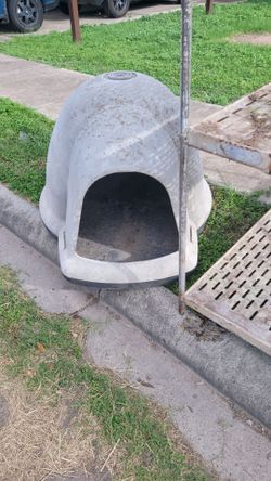Large Igloo dog house