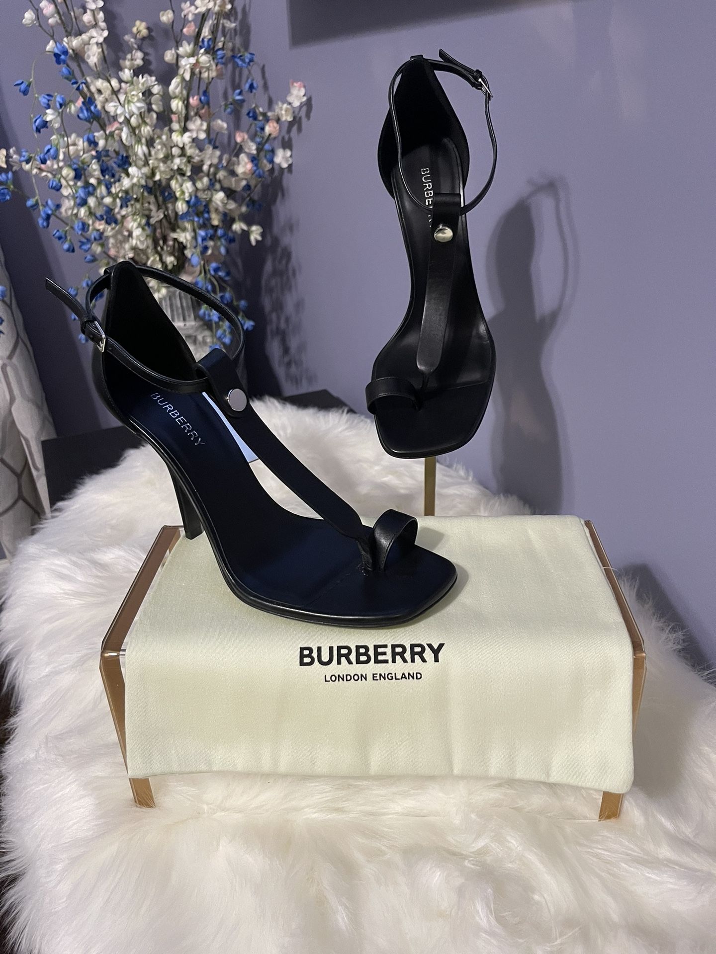 Burberry Toe Ring Leather Sandal