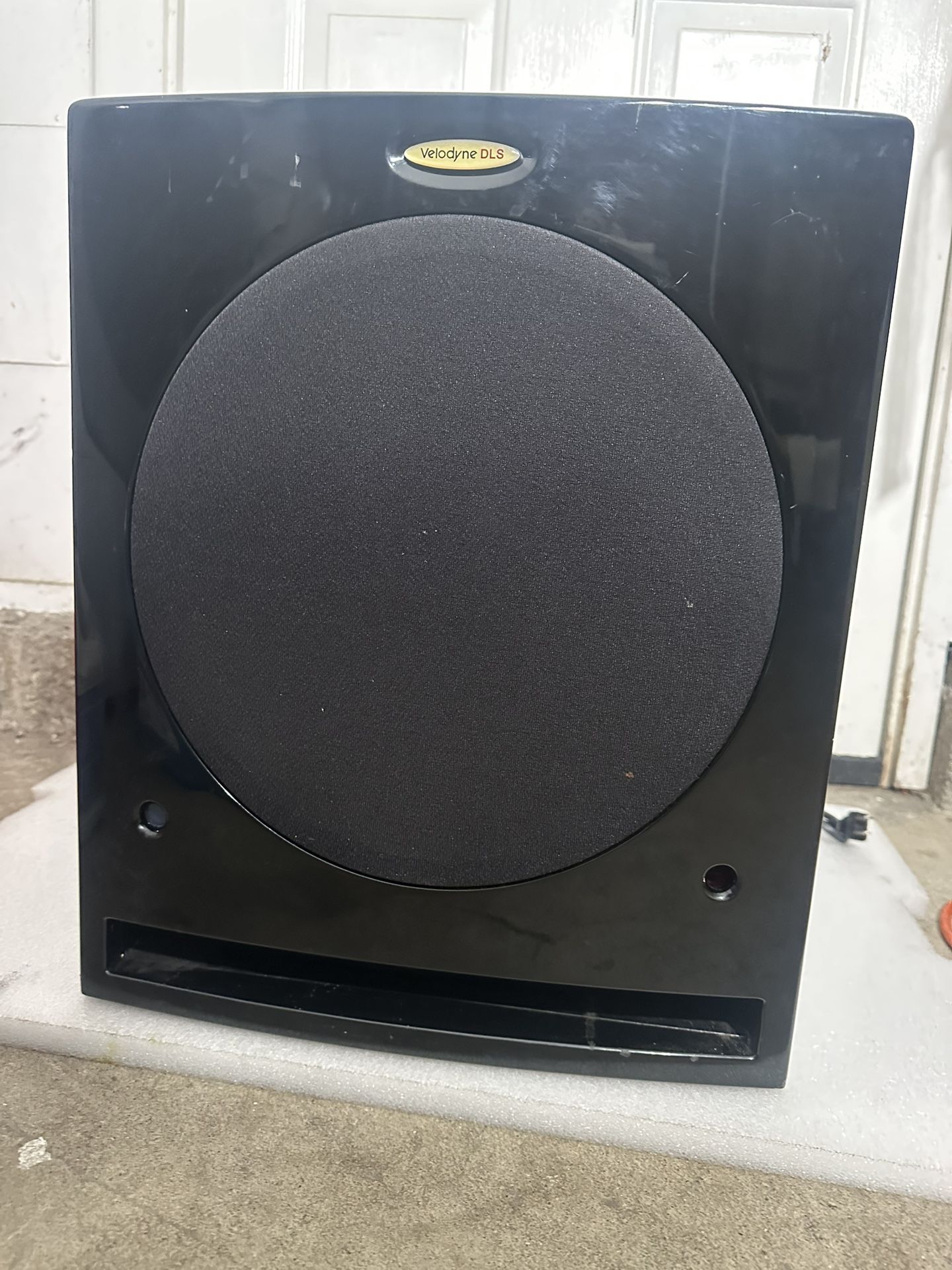 Velodyne DLS DLS4000R 300 Watt Powered Subwoofer, 12” Woofer W Sub  Cable