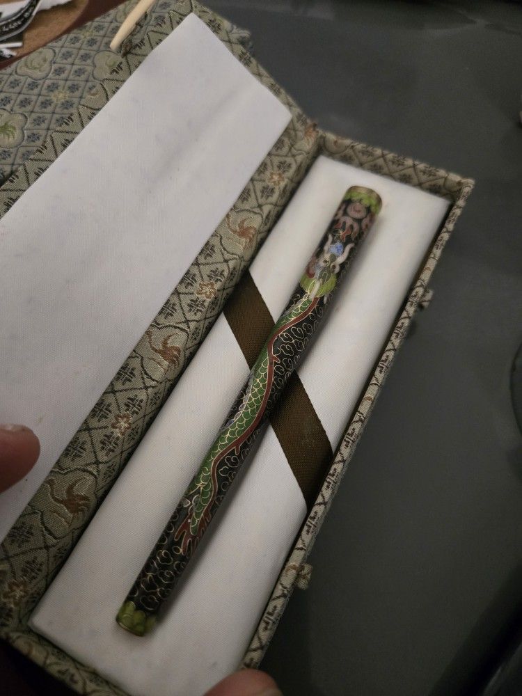 A Chinese cloisonné dragon cigarette holder
early 20th century,