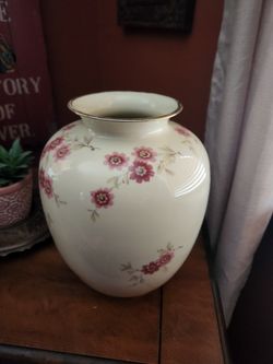 Vintage vase (Sorau Carstens) $10.00