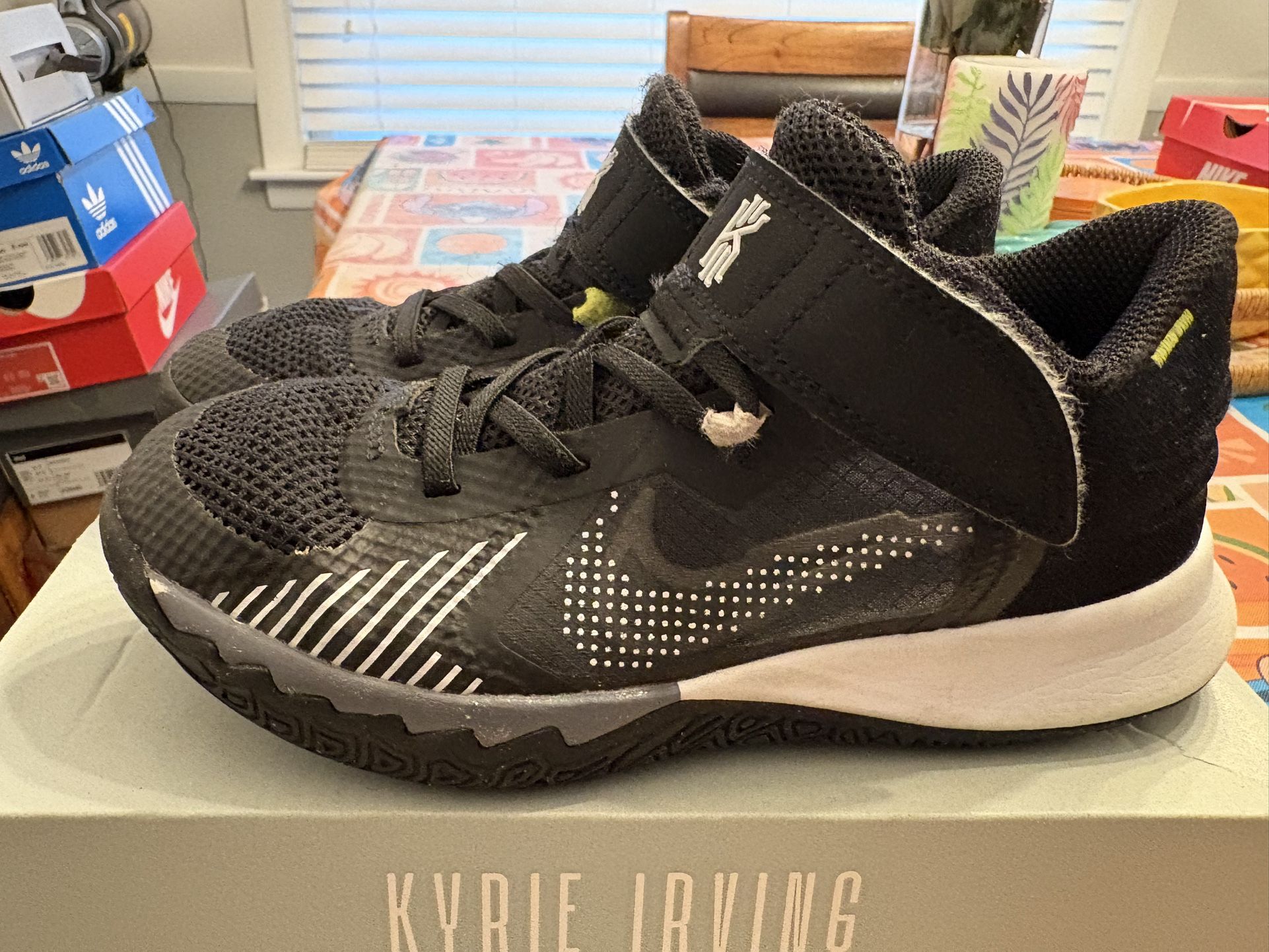 Nike Flyknit Kyrie Basketball Shoe Kids 1.5