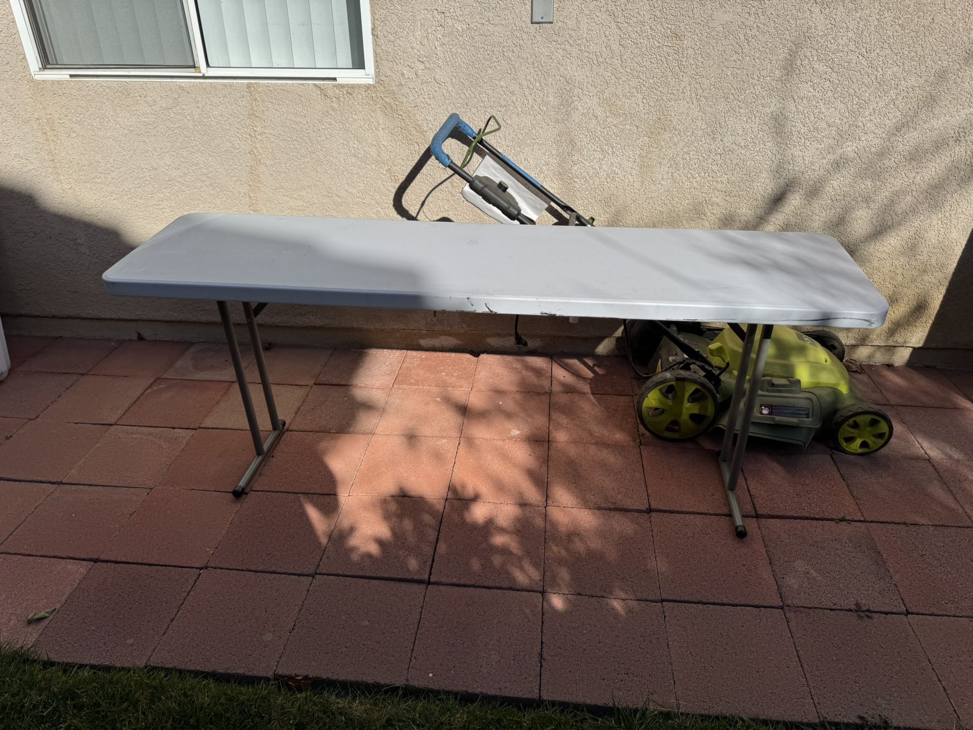 Pemberly Row Granite White Folding Training Table in White