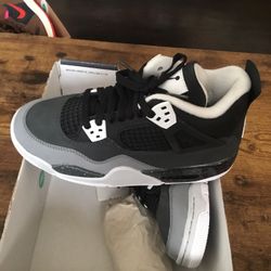 New Kid’s Air Jordan 4 Retro size 4.5Y/6W