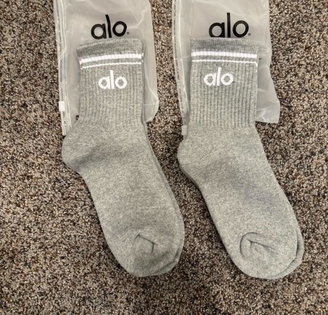 2 Grey / 2 Black Pairs Alo Yoga Unisex Throwback Socks