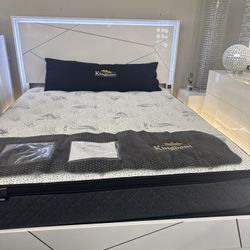 NEW✨4PC White California King Bedroom Set w/ LED Lights and Storage (Mattress No Included)