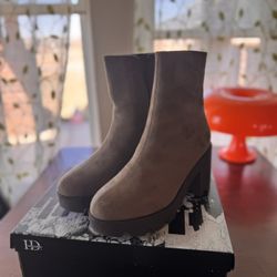 Platform Boots Women’s 9.5