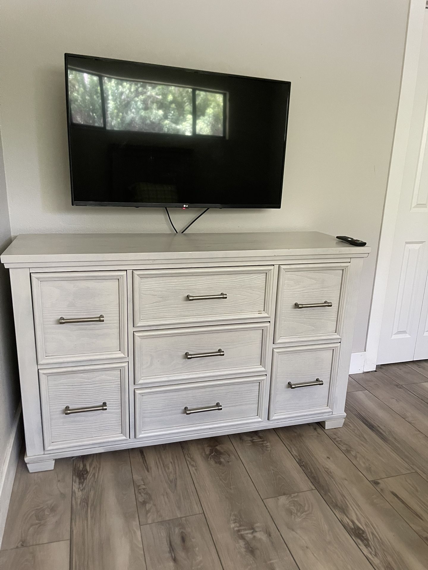 7-drawer Dresser With Matching Twin Bed Set