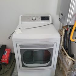 Gas Dryer with EasyLoad Door
