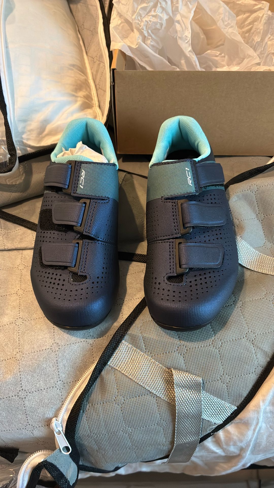 SHIMANO SH-RC100W Feature-Packed Entry Level Road Shoe Size 5.5