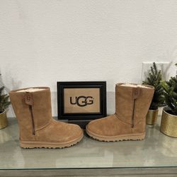 NEW: Women’s Classic Short Bailey Zip Size 5