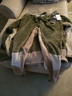 Cabellas mid layer polartec fleece top and bottom.