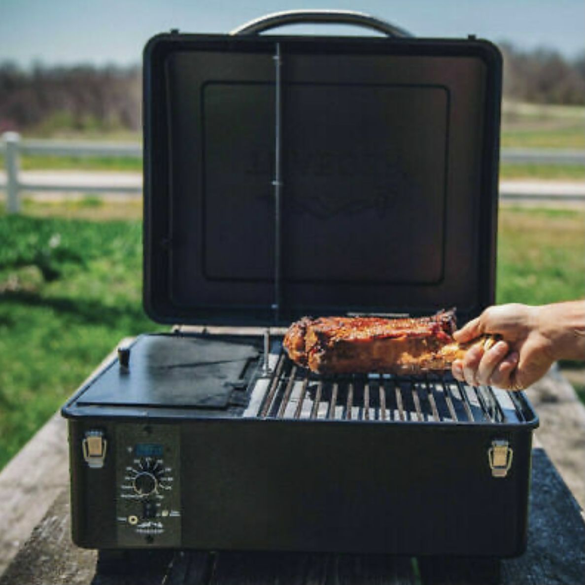 Traeger TFT18PLD STEEL SCOUT Pellet Grill PORTABLE Outdoor 16K BTU Black