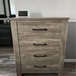 Dresser/Chest Of Drawers 