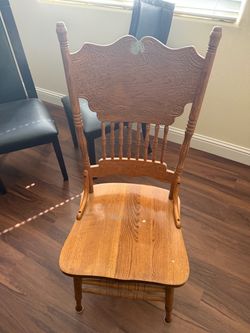 Round Oak Dinner Table and 4 Chairs