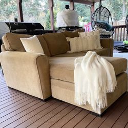 Raymour & Flanigan Reversible 87” Sectional / Retail: $1,800 / Delivery Available