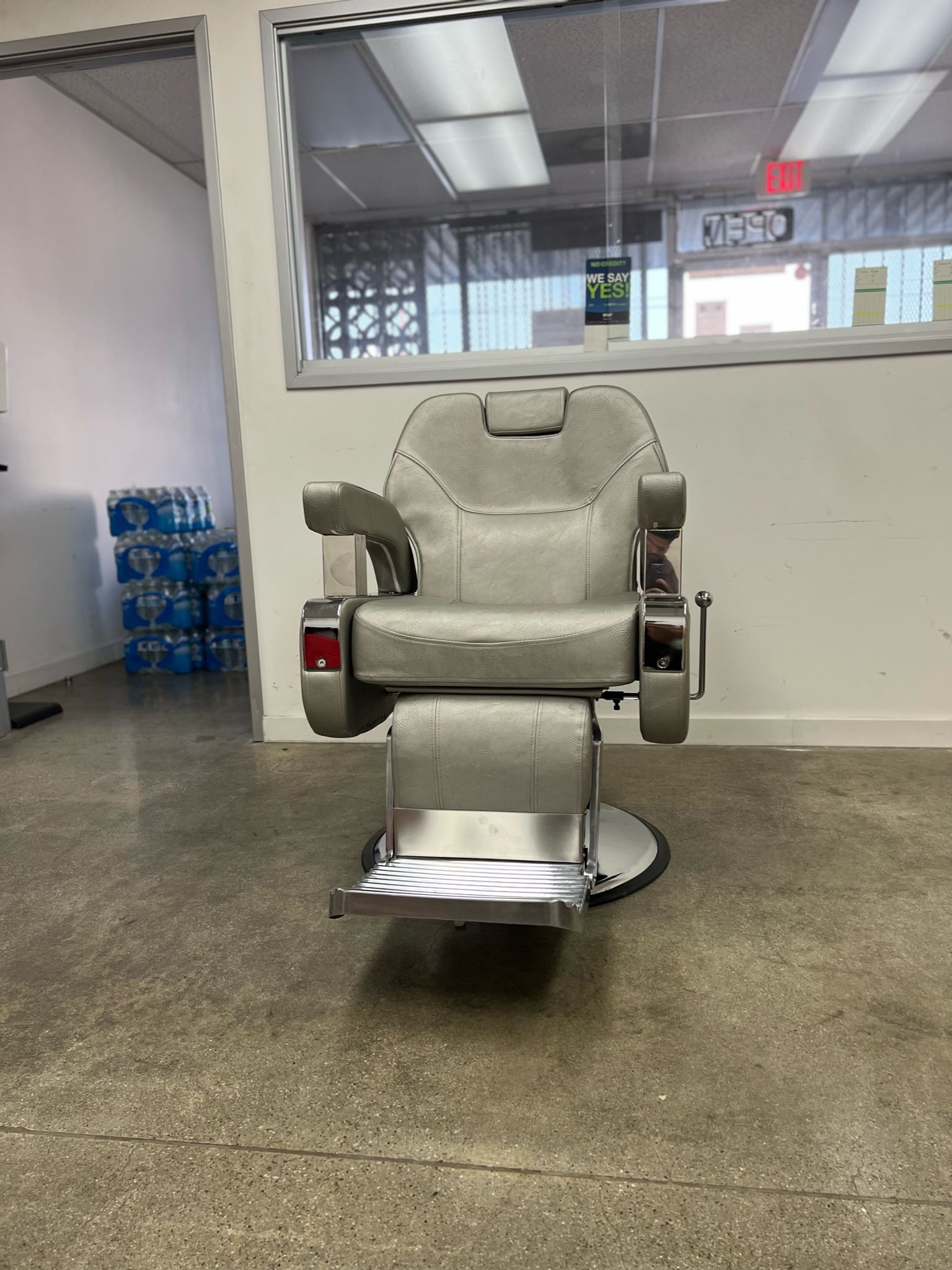 Professional Beauty Standard 600lb Weight Limit Hydraulic Barber Chair Model 9206