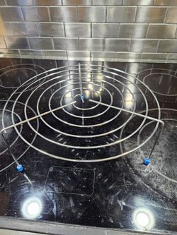 Cake cooling rack with rubber feet