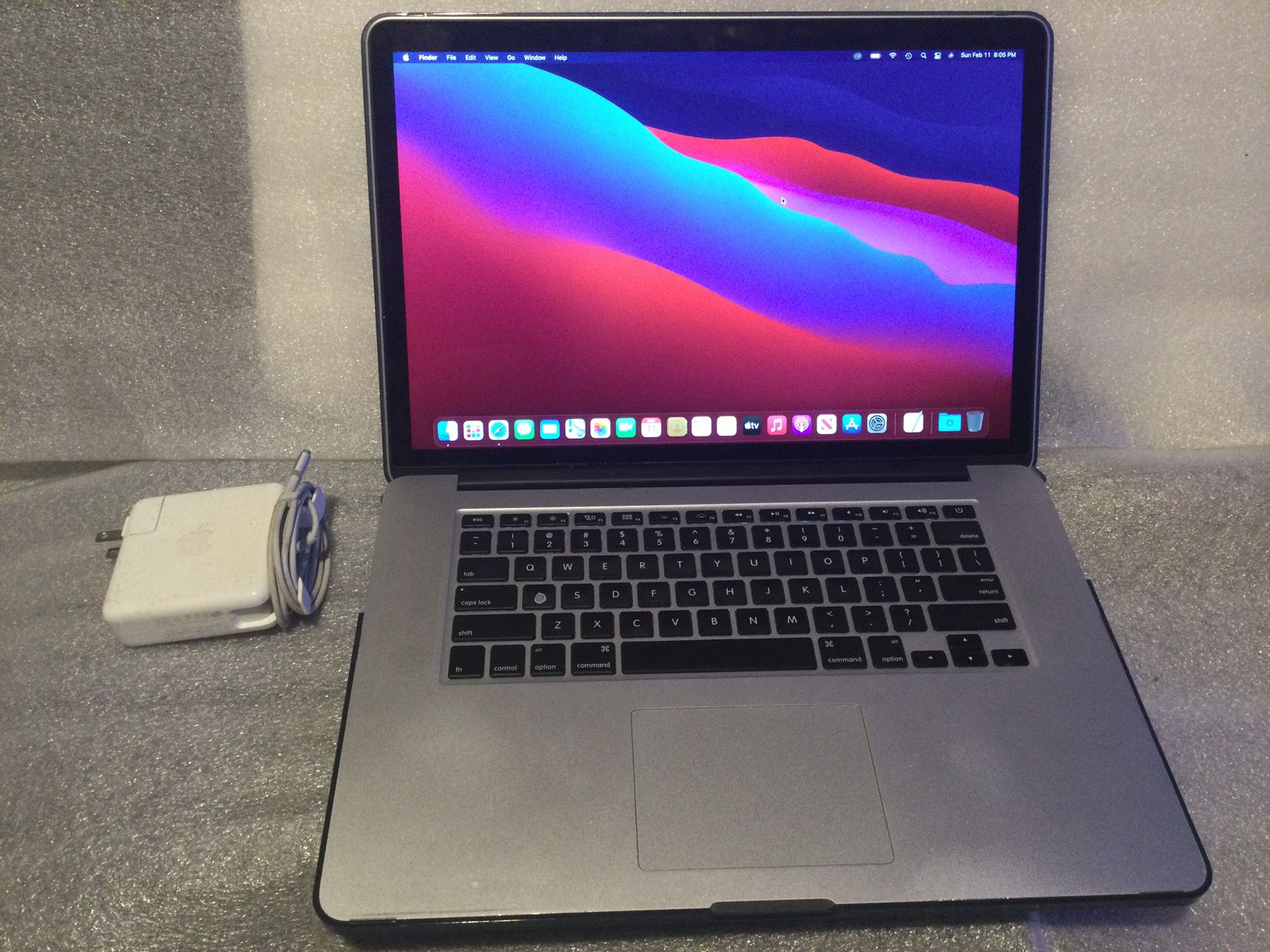 Apple 15" MacBook Pro i7 2.2GHz 16Gb Ram 500Gb Fully Loaded for all use.