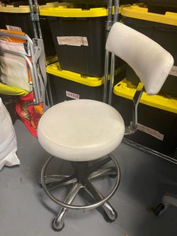 Swivel whit chair