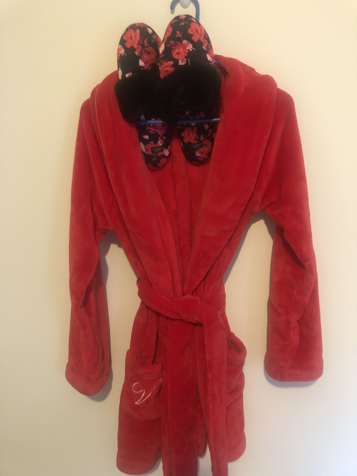 Beautiful Red Plush Victoria Secret robe & Slippers Xs/s