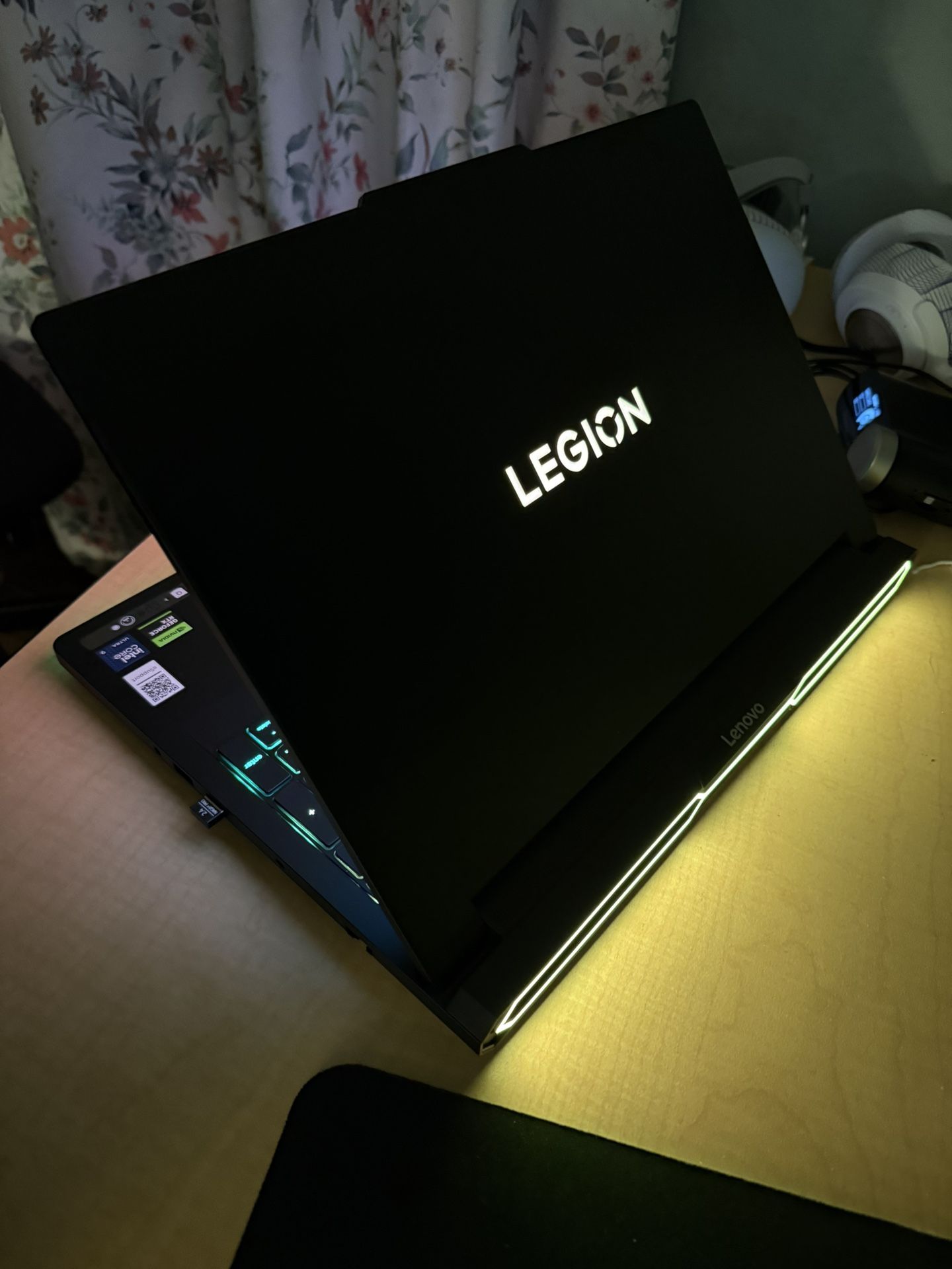 Lenovo Legion Pro 7i (RTX 5090, 9TB SSD, 2029 Warranty, Legion GB700 Backpack)