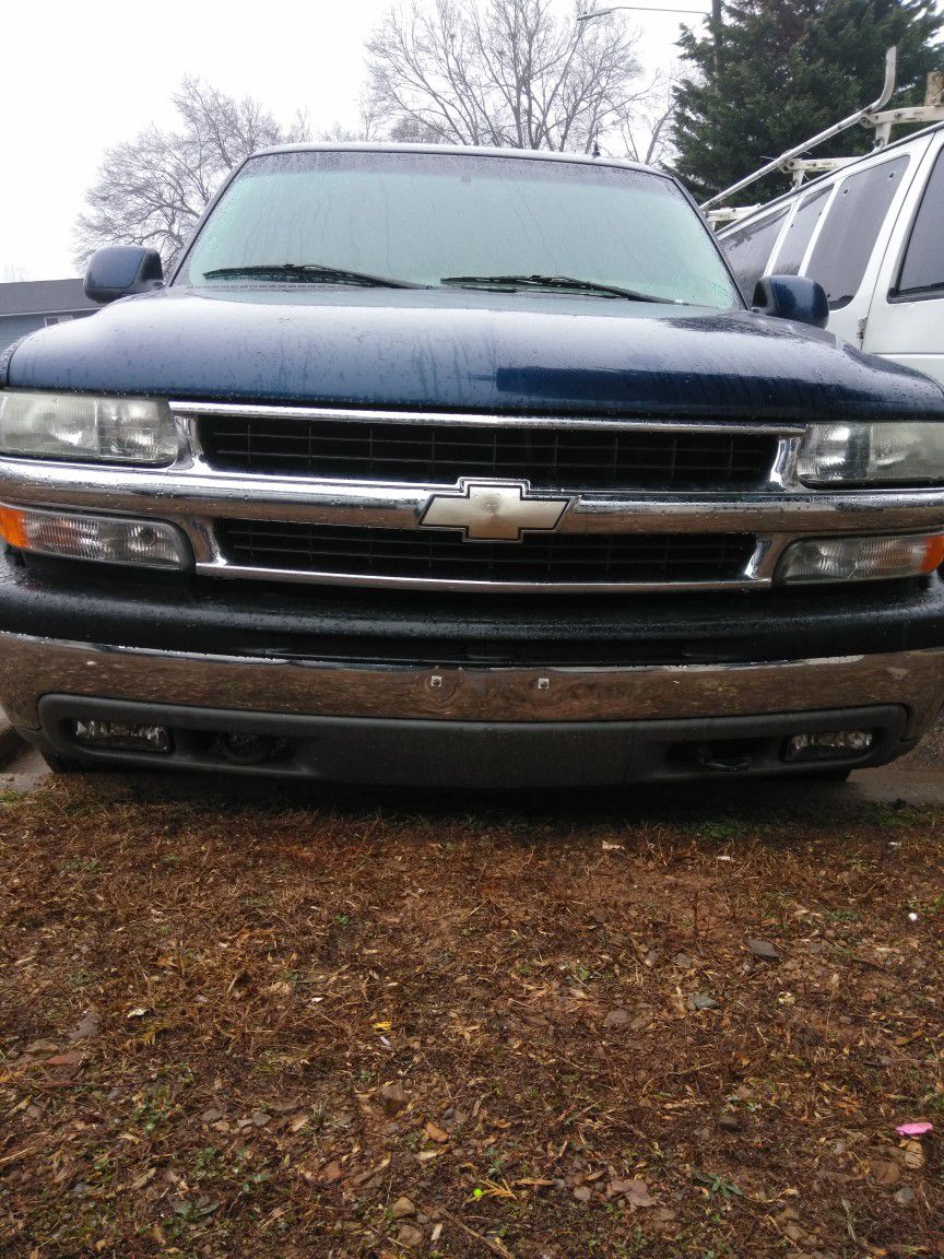 02 Chevy suburban 4+4 200#### millas engine and transmission good conditions $2600