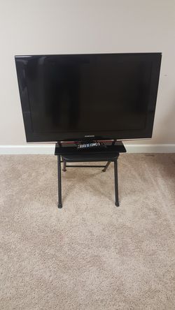 SAMSUNG TV 32 INCH WITH FUNCTIONAL REMOTE AND WOODEN STAND EXCELLENT CONDITION