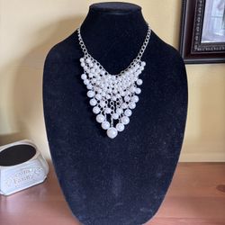 Elegant Statement Faux Pearl Necklace