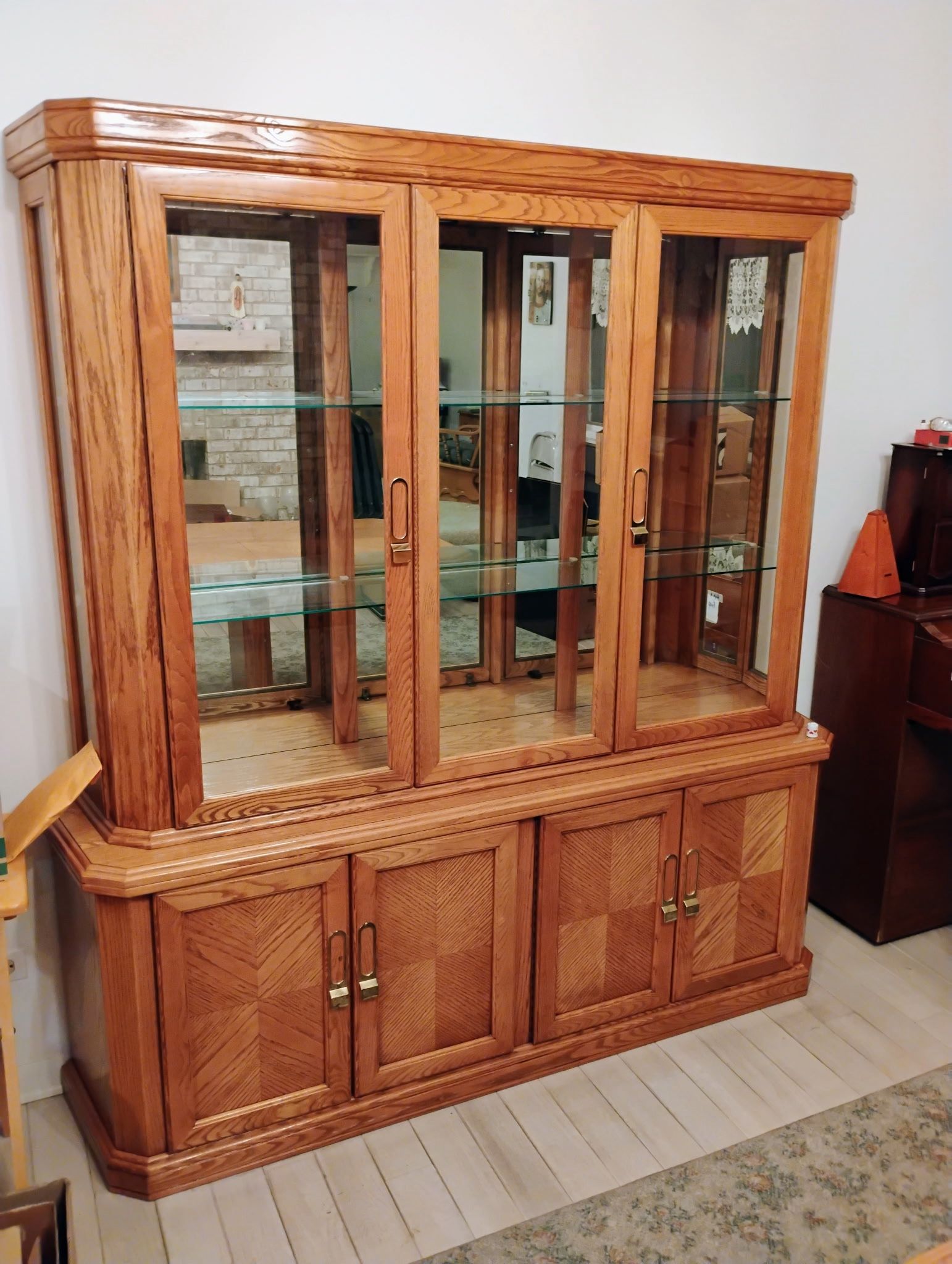MUST GO: Hutch Display Cabinet
