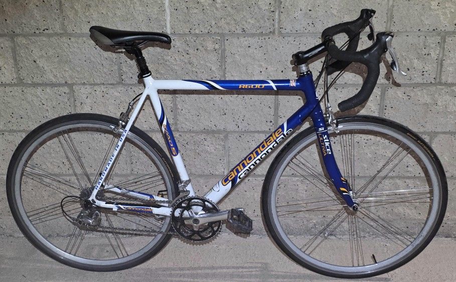 Cannondale 58cm Road Bike w Carbon Fork - Ultralight