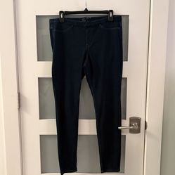HUE dark blue stretch denim leggings or jeggings. This type of garment is characterized by its skinny style, size L.