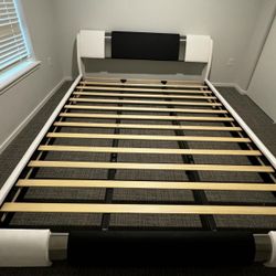 Homfa  King size Platform Bed Frame Modern. Black And White