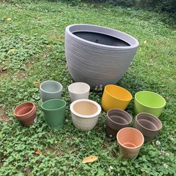 PLANTER POT BUNDLE LARGE ONE IS PLASTIC AND ALL THE OTHERS ARE CERAMIC AND CLAY $25 FOR ALL 