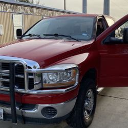 2006 Dodge RAM  2.500 megacab motor HEMI 5.7 8 birlos es de gas . millas 300, mil