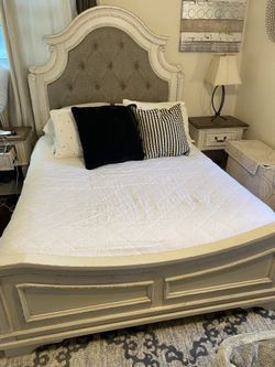 Realyn Queen Bedroom Set