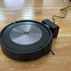 Roomba J7 w/Charging Dock