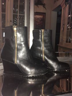 Authentic MICHAEL KORS zipper sz 6 wedges