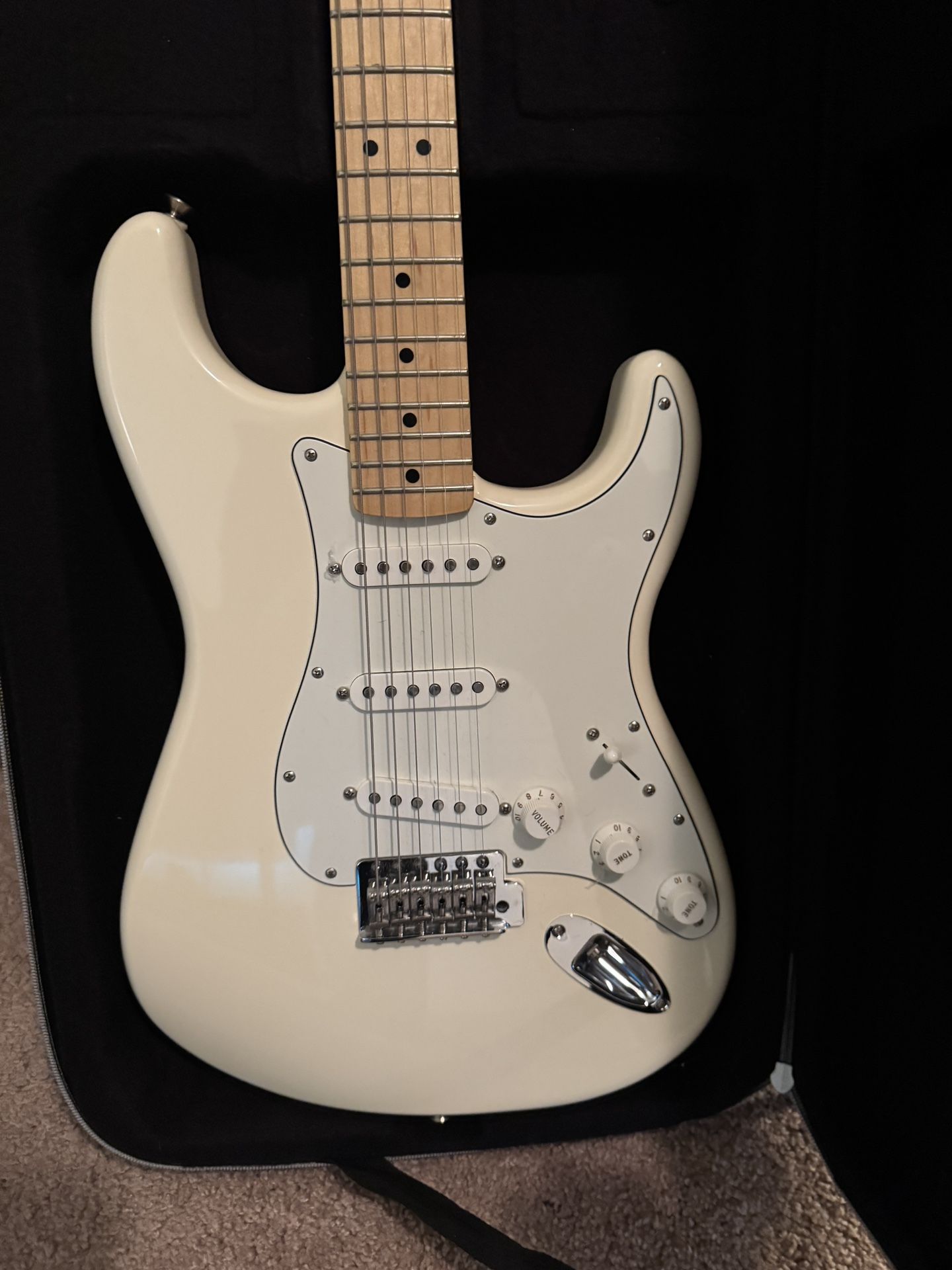 White Fender Stratocaster Guitar w Case